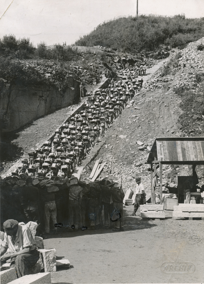 Prisoners transporting stones on the "stairs of death", SS photo, between 1942 and 1944 (photo credits: NIOD, Amsterdam)