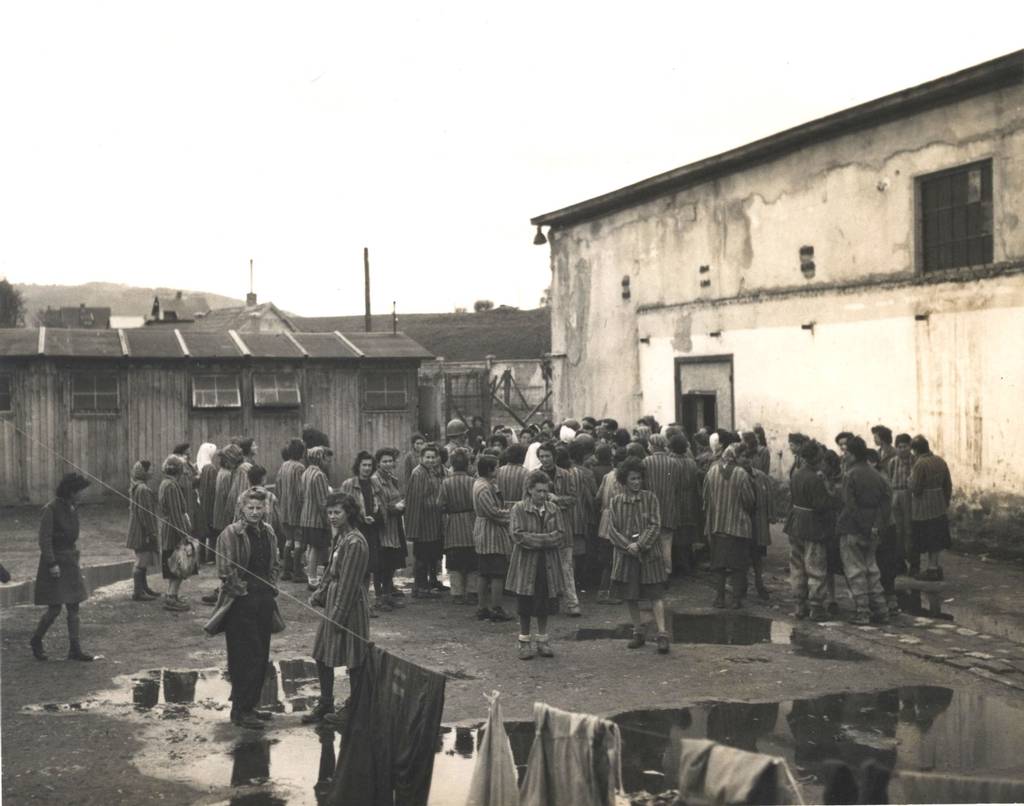 Weibliche Häftlinge nach der Befreiung im Außenlager Lenzing, Mai 1945 (Foto: US Holocaust Memorial Museum)