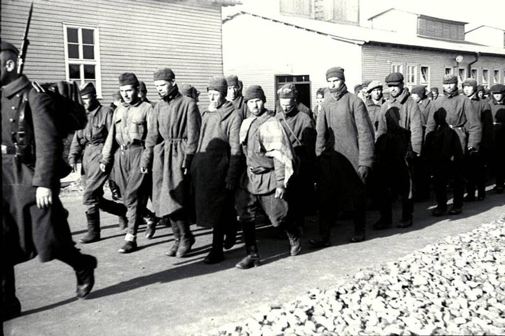 Arrival of Soviet prisoners of war on the roll call area in Mauthausen, SS photo, October 1941 (photo credits: Mauthausen Memorial / Collections)