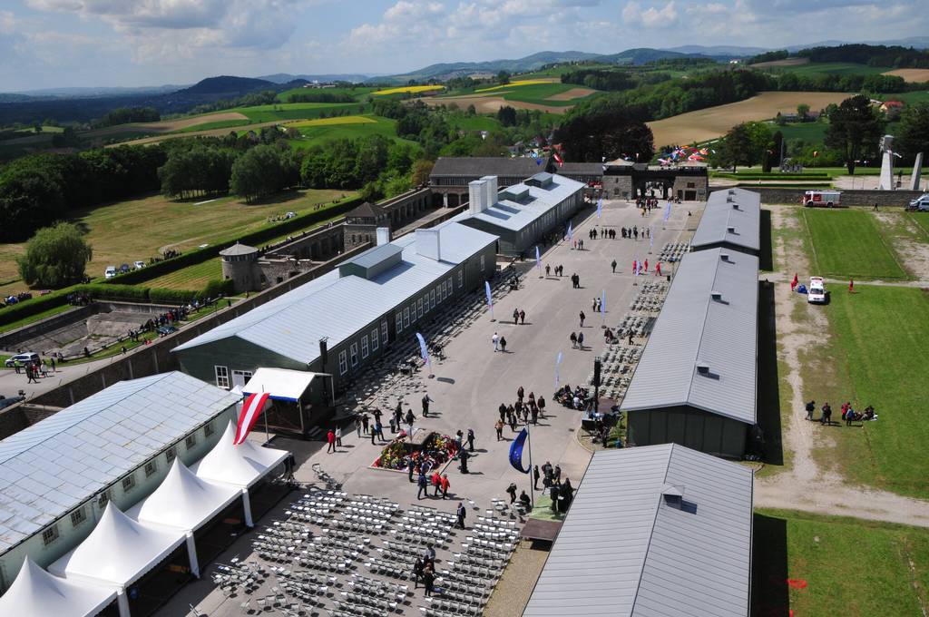 Luftaufnahme der KZ-Gedenkstätte Mauthausen bei der Befreiungsfeier 2015 (Foto: KZ-Gedenkstätte Mauthausen / Stephan Matyus)