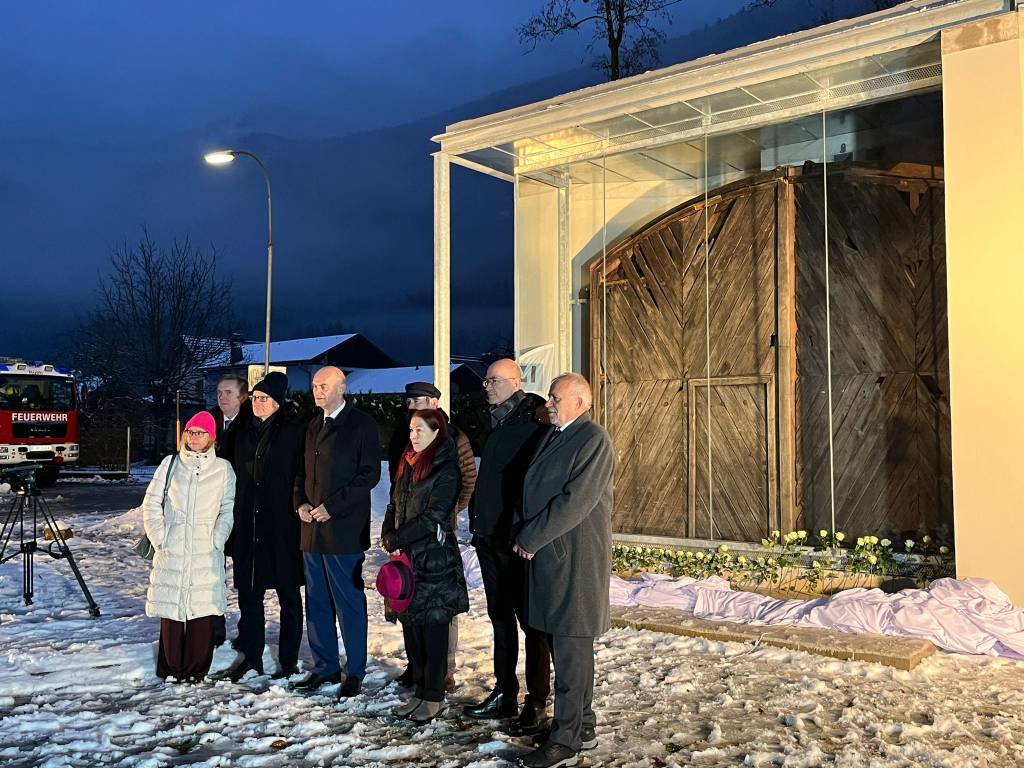 Enthüllung des neurestaurierten Lagertors des ehemaligen KZ Ebensee