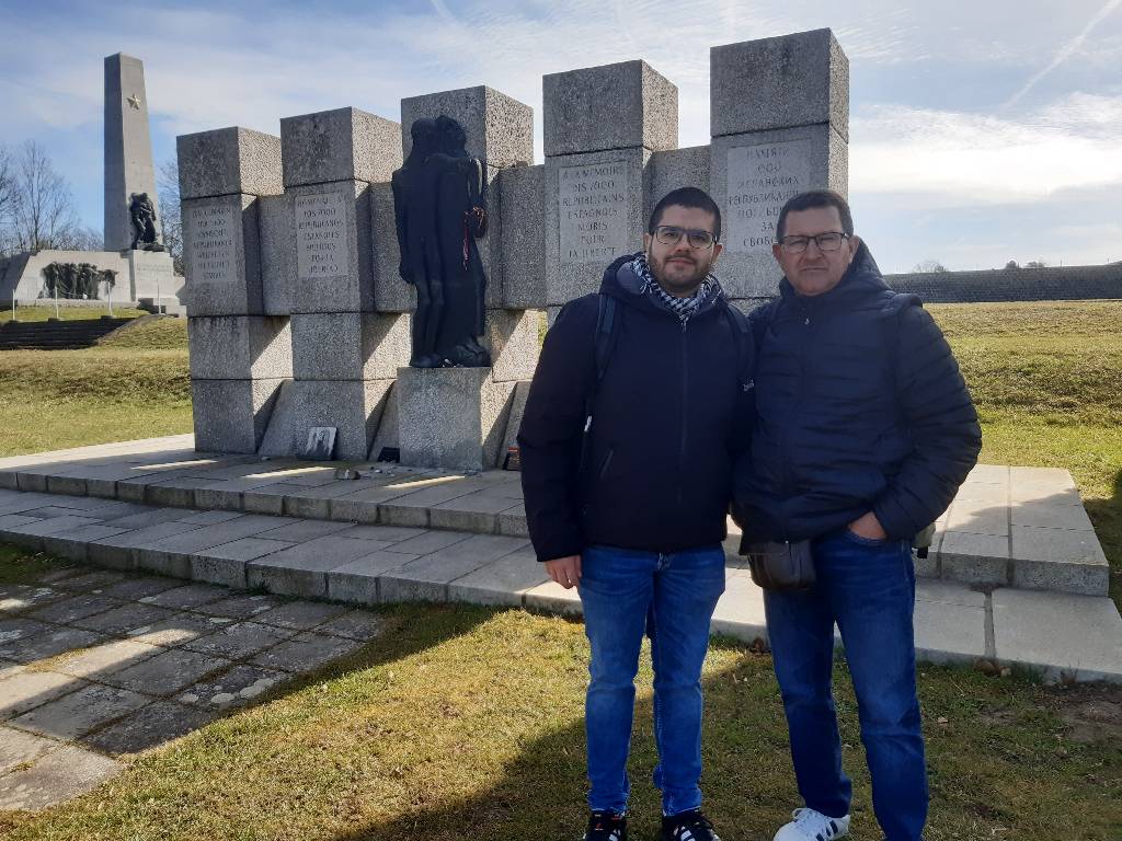 Familie von spanischem Überlebenden besucht Gedenkstätte