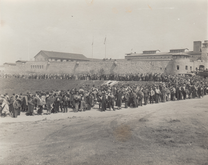 Befreite Häftlinge verlassen das Lager, Mai 1945 (Foto: Sammlung Stephanie Soldner Sullivan)