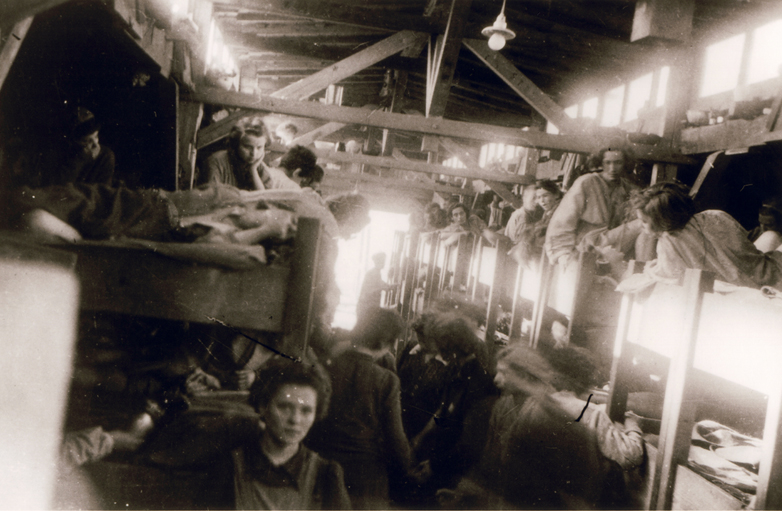 Weibliche Häftlinge in einer Baracke des Sanitätslagers nach der Befreiung, Mai 1945 (Foto: US Holocaust Memorial Museum)