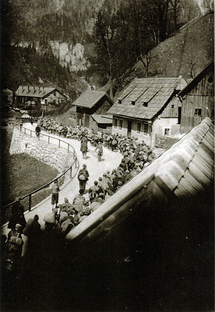 Heimliche Aufnahme eines Todesmarsches ungarischer Juden nach Mauthausen, Hieflau, 1945 (Foto: Walter Dall-Asen)