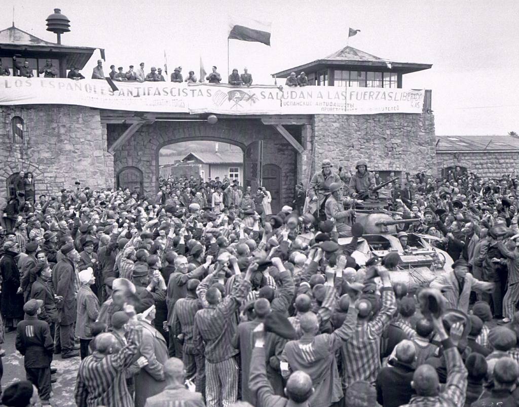 Nachgestellte Szene vom ersten Eintreffen amerikanischer Soldaten in Mauthausen, vermutlich 7. Mai 1945 (Foto: US National Archives and Records Administration)