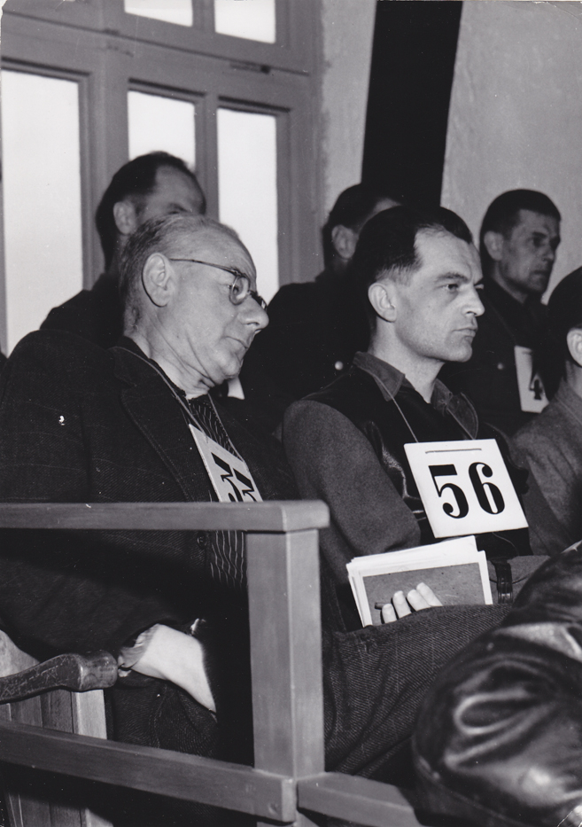 Der ehemalige Standortarzt Eduard Krebsbach (links) vor dem Dachauer Militärgericht, 1946 (Foto: US National Archives and Records Administration)