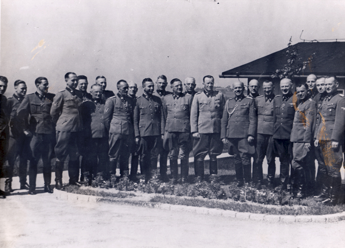 Angehörige des Kommandanturstabs des KZ Mauthausen, August 1943 (Foto: Centre d’Histoire de Sciences Po, Archives d’histoire contemporaine, fonds Charles Dubost, Paris)