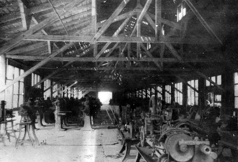 Produktionsbaracke der Steyr-Daimler-Puch AG in Gusen, Mai 1945 (Foto: Service historique de la défense, Archives Iconographiques, Vincennes)