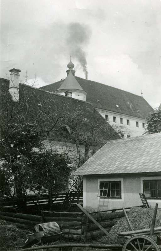 Rauch des Leichenverbrennungsofens über Schloss Hartheim, 1942 (Foto: Dokumentationsstelle Hartheim)