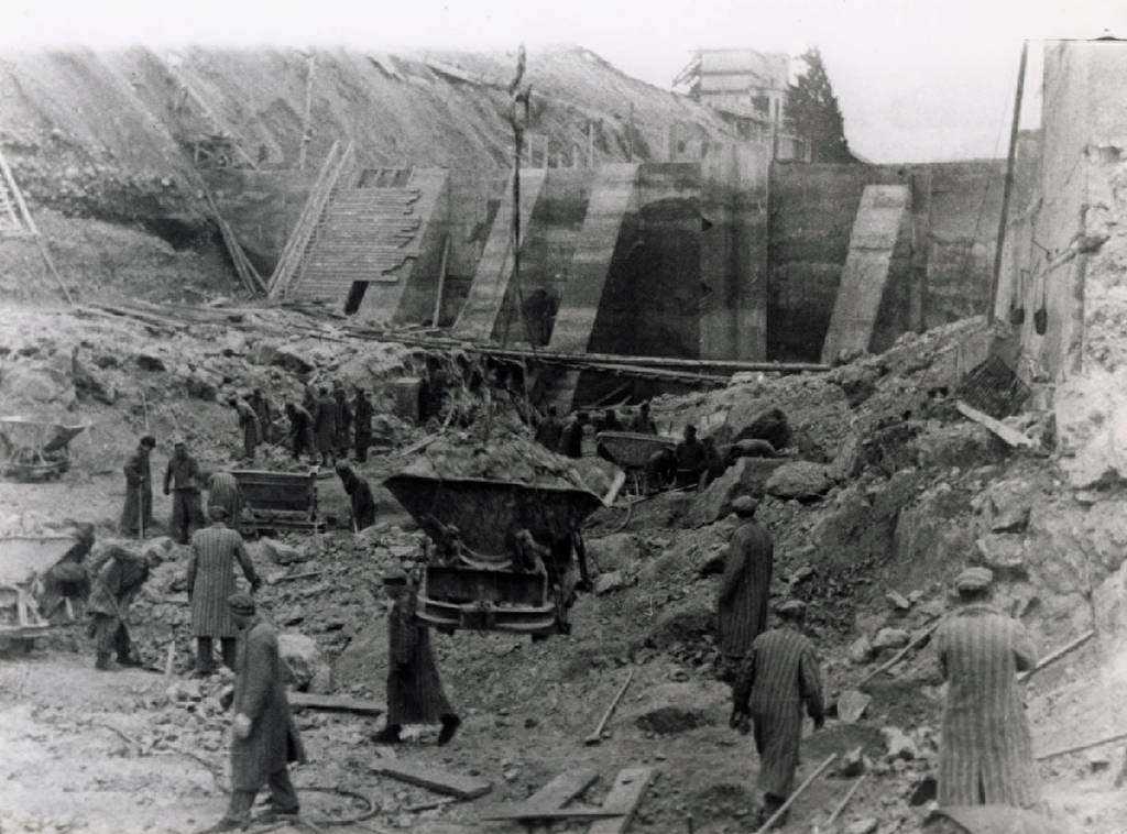 Concentration camp prisoners during the construction of the Ternberg power station, 1944 (photo credits: Fonds de l'Amicale de Mauthausen)