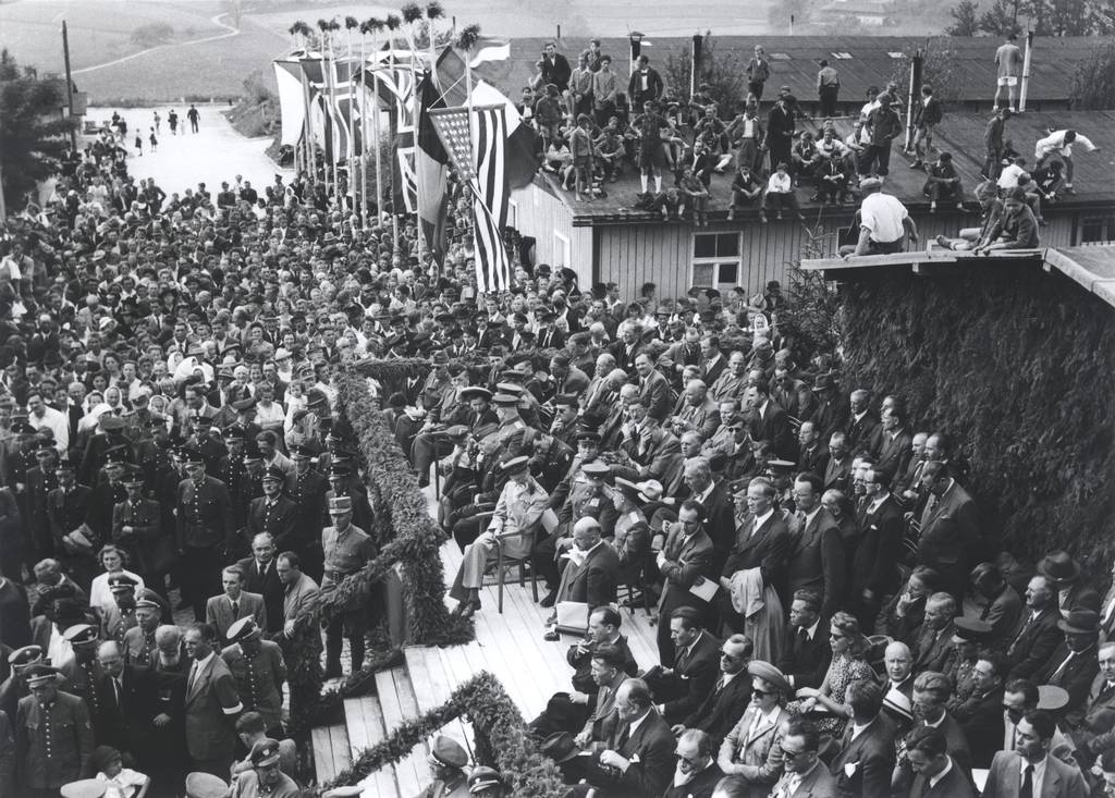 Feierliche Übergabe des ehemaligen KZ Mauthausen an die Republik Österreich durch die sowjetischen Besatzungsbehörden, 20. Juni 1947 (Foto: KZ-Gedenkstätte Mauthausen / Sammlung BHÖ)