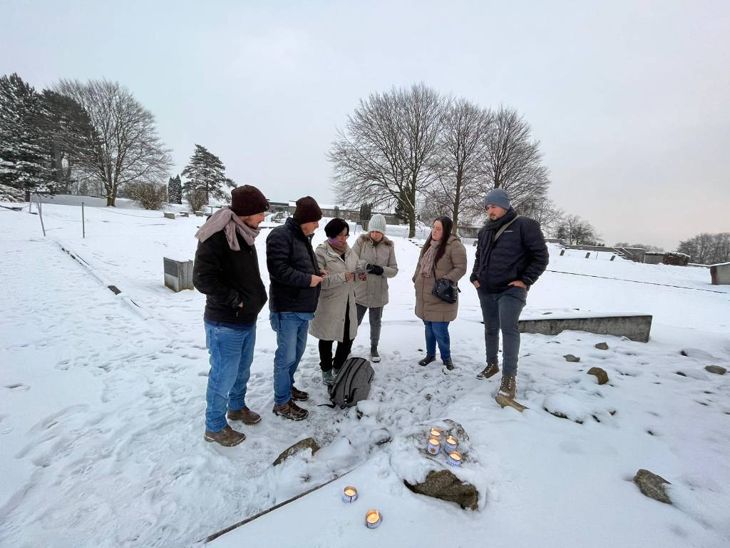 Familie von Mauthausen-Überlebendem Eliezer Benyamin an der Gedenkstätte