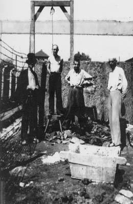 Befreite Häftlinge stellen für Signal Corps Fotografen eine Hinrichtungsszene nach. Gusen I, Mai 1945. (Foto: U.S. Signal Corps Fotos; Courtesy of USHMM)