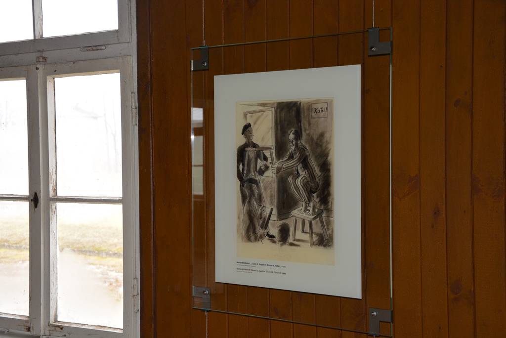 Ausstellung über die Unterbringungsbedingungen in den Häftlingsbaracken des KZ Mauthausen