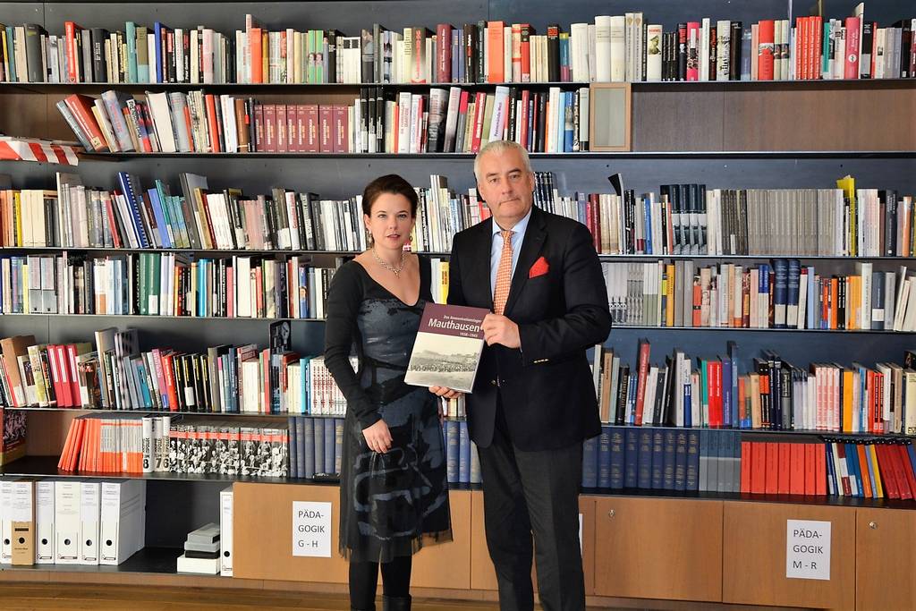 Barbara Glück mit dem Bayerische Kultusminister Ludwig Spaenle (Foto: KZ-Gedenkstätte Mauthausen)