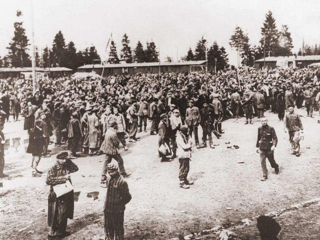 Befreite Häftlinge auf dem Appellplatz in Ebensee, Mai 1945 (Fotograf*in unbekannt, KZ-Gedenkstätte Mauthausen)