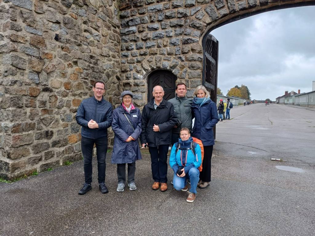 Familie Echelpoel, Angehörige eines Mauthausen-Überlebenden, besuchte Gedenkstätte