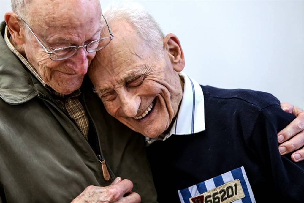 Preisgekröntes Foto von einem Treffen der letzten Überlebenden und Befreier des Konzentrationslagers Mauthausen