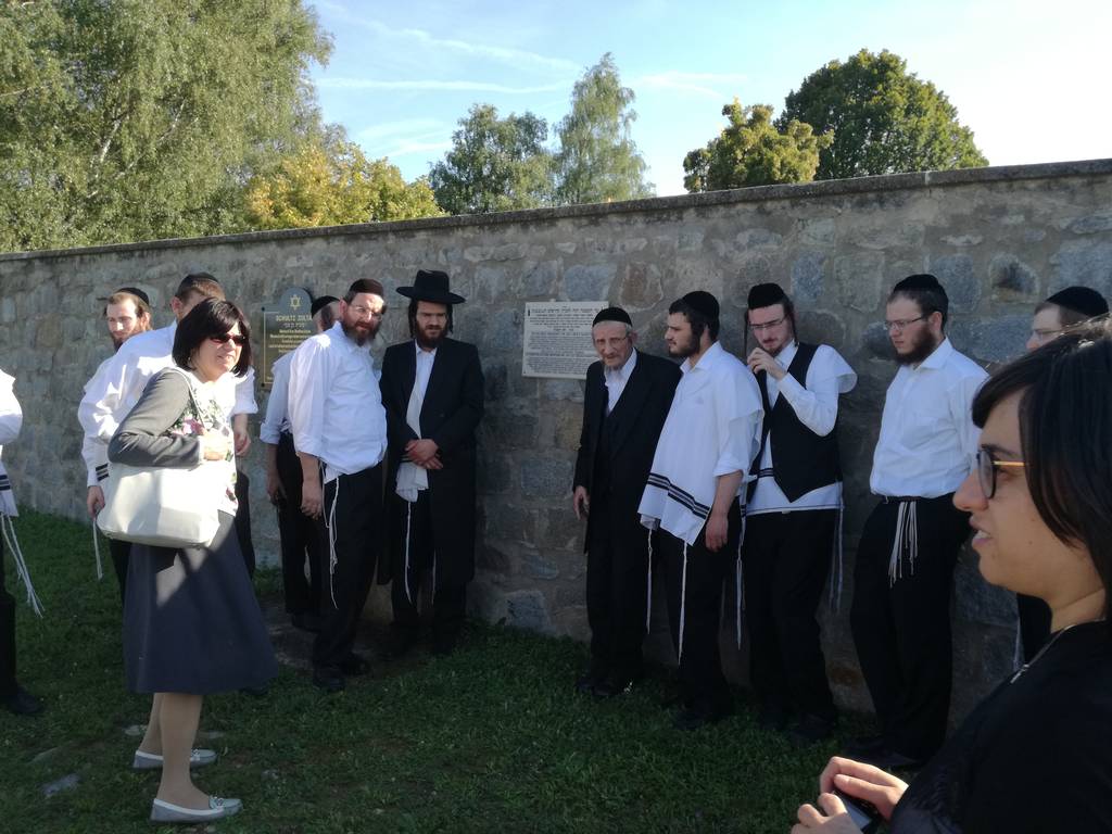 Joseph Friedman und Familie an der KZ-Gedenkstätte Mauthausen (Foto: KZ-Gedenkstätte Mauthausen)