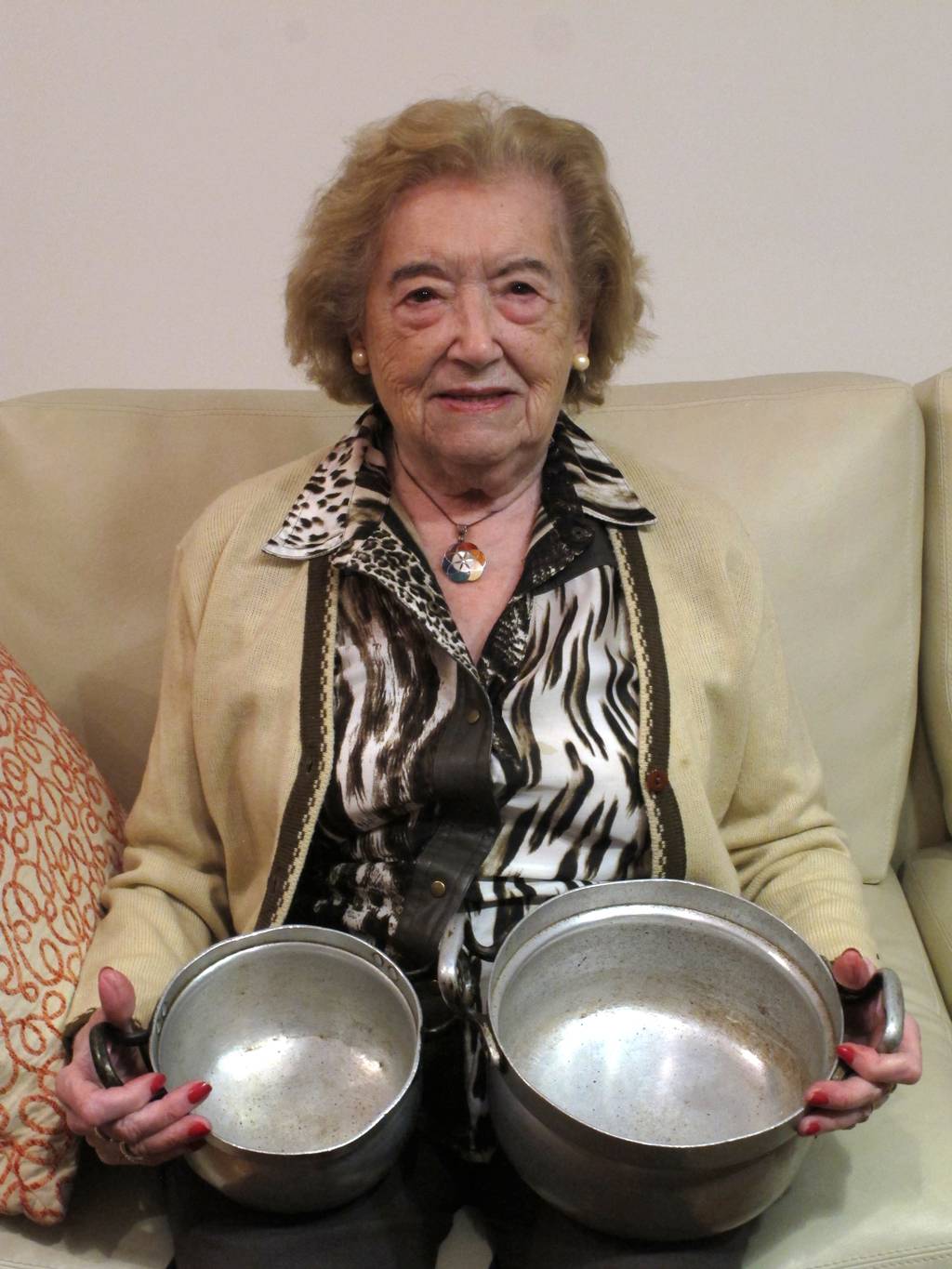 Sara Rus mit zwei Kochtöpfen, die sie nach der Befreiung aus dem KZ Mauthausen mitgenommen hat. (Foto: KZ-Gedenkstätte Mauthausen)