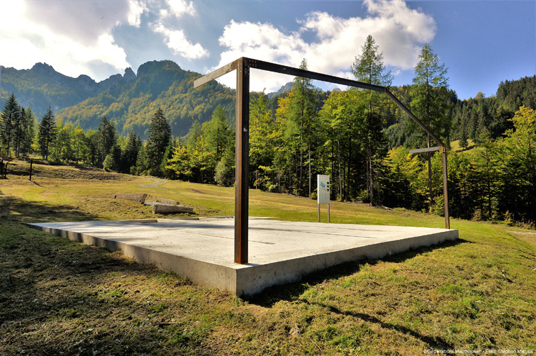 The ‚sarcophagus‘ for protecting the remains of foundations at the Loibl North Memorial, 2018 (Photo: Stephan Matyus, KZ-Gedenkstätte Mauthausen)