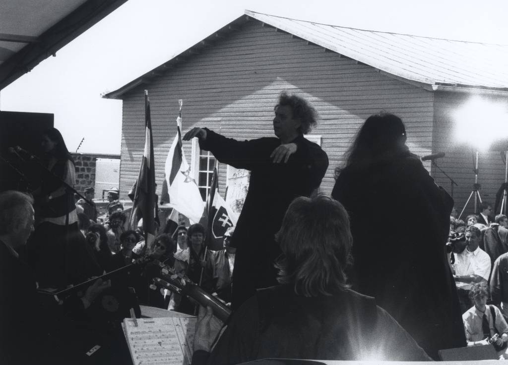 7. Mai 1995, Aufführung der "Mauthausen-Kantate" auf dem Appellplatz der KZ-Gedenkstätte Mauthausen, dirigiert von Mikis Theodorakis (KZ-Gedenkstätte Mauthausen, Fotos: Felix Nöbauer)