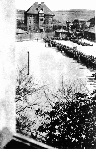 KZ-Häftlinge des Lagers Melk wurden vor der Evakuierung auf dem Appellplatz gesammelt, April 1945 (Fotograf unbekannt, USHMM)