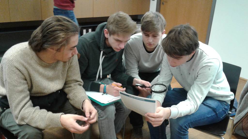 Arbeit mit Bildmaterialien im Vorgespräch (Foto: KZ-Gedenkstätte Mauthausen)