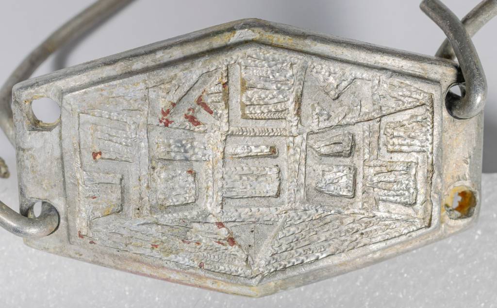 Häftlingsmarke von Alfredo Brambilla, Detailaufnahme Häftlingsmarke mit ziselierter Inschrift. Fotografin: Yvonne Burger 