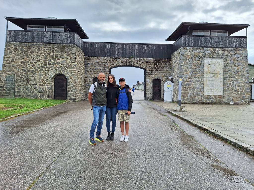 Familie von Mauthausen-Überlebendem Sergio Coalova zu Besuch an Gedenkstätte