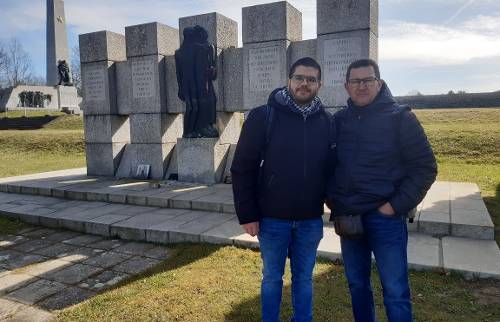 Familie von spanischem Überlebenden besucht Gedenkstätte