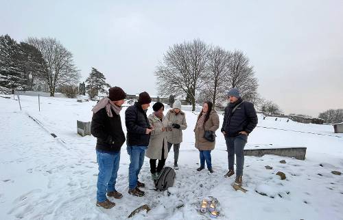 Familie von Mauthausen-Überlebendem Eliezer Benyamin an der Gedenkstätte