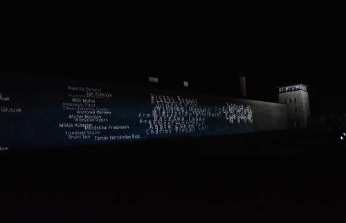 Lichtinstallation eachnamematters vor dem Memorial Gusen