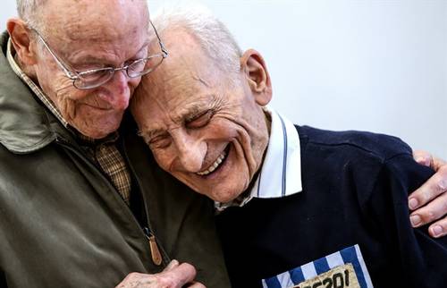 Preisgekröntes Foto von einem Treffen der letzten Überlebenden und Befreier des Konzentrationslagers Mauthausen