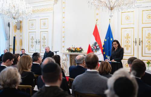 Direktorin Barbara Glück mit Goldenem Ehrenzeichen ausgezeichnet