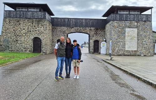 Familie von Mauthausen-Überlebendem Sergio Coalova zu Besuch an Gedenkstätte